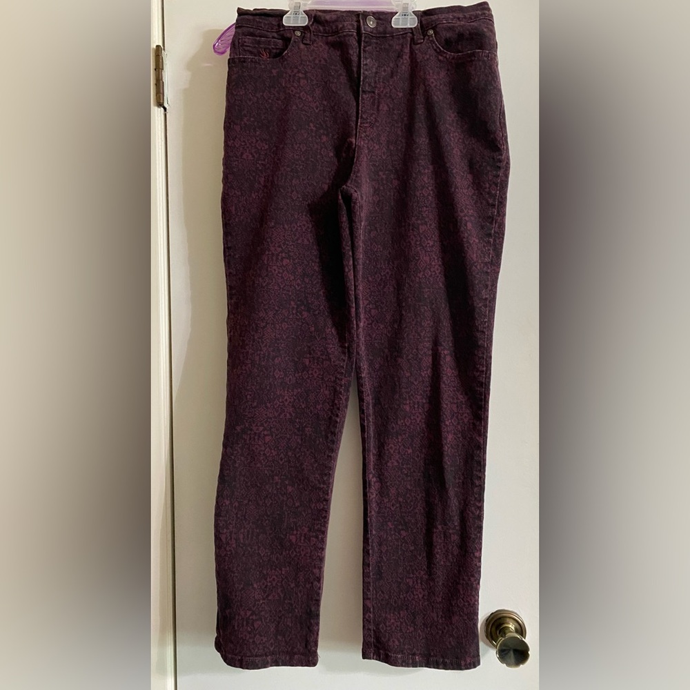 Gloria Vanderbilt women’s Dark maroon, and black design, Straight Leg Jeans(10)